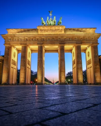Berlin Brandenburg Kapısı akşam aydınlatmasıyla