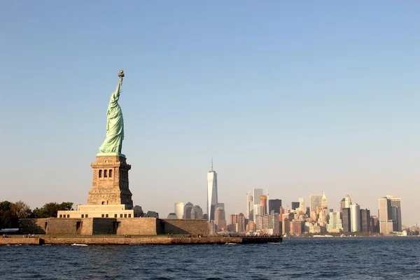 Özgürlük Anıtı ve arkasında Manhattan silueti